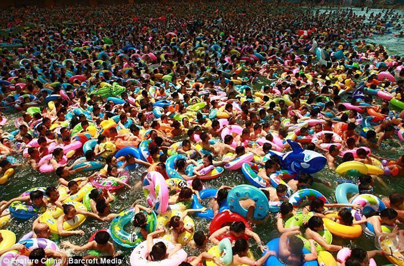 Китайцы спасаются от жары в собственном “Мертвом море”
