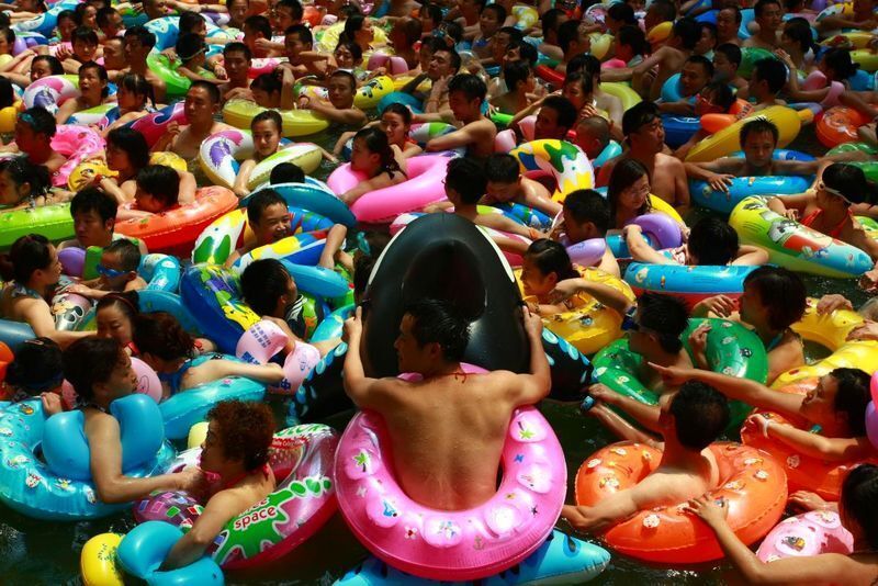 Китайці рятуються від спеки у власному "Мертвому морі"