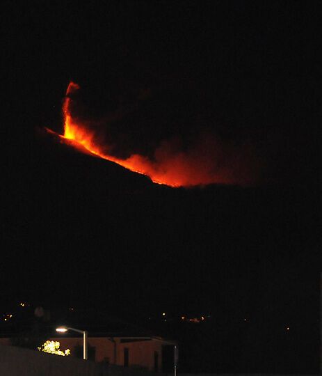 Вулкан Етна почав викидати фонтани лави