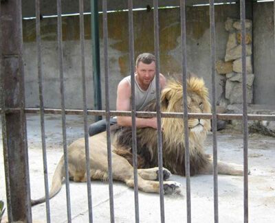 Украинец заперся в вольере со львицей на 35 дней. Фото. Видео