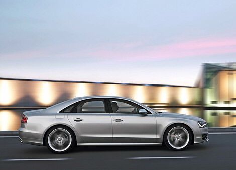 Audi представила самую мощную модификацию седана A8 — S8