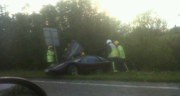 Мистер Бин управляя McLaren F1 врезался в дерево и столб. ФОТО