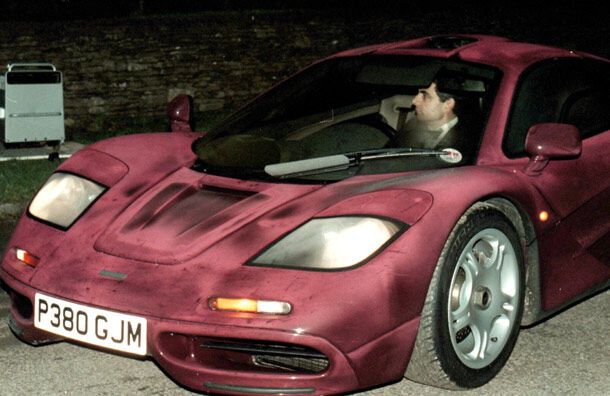 Мистер Бин управляя McLaren F1 врезался в дерево и столб. ФОТО