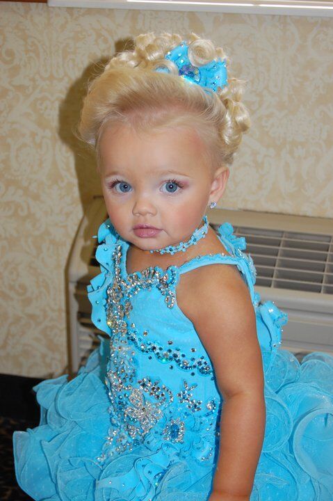 По желанию родителей взошла новая звезда Айра Браун - маленькая модель, девочка-кукла. Фото