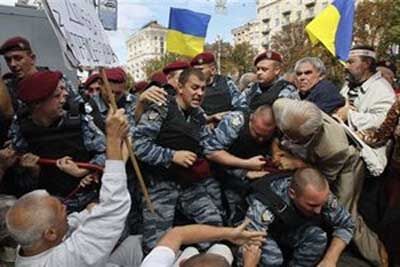 Сокамерница Тимошенко заставляет страдать экс-премьера. Фото. Видео