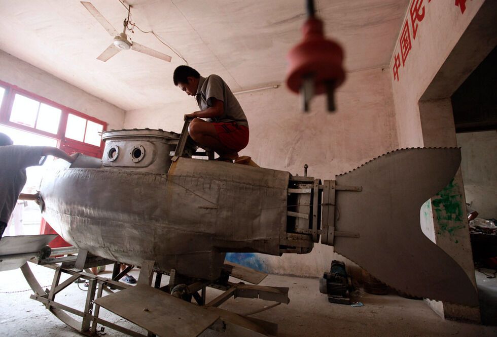 Китайский крестьянин делает мини-подлодки на продажу