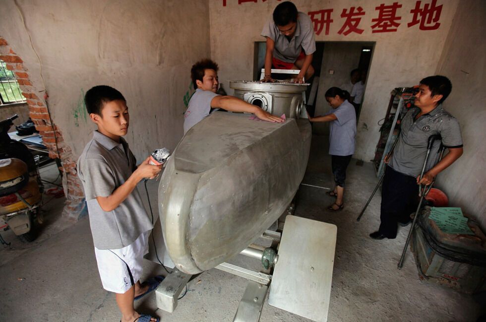 Китайский крестьянин делает мини-подлодки на продажу