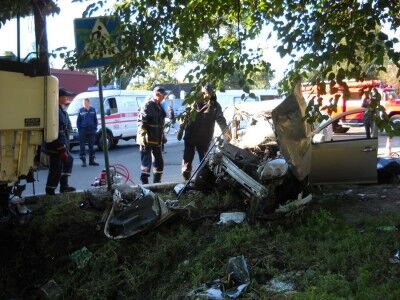 В Мариуполе легковушка влетела в металловоз: трое погибших, трое раненых