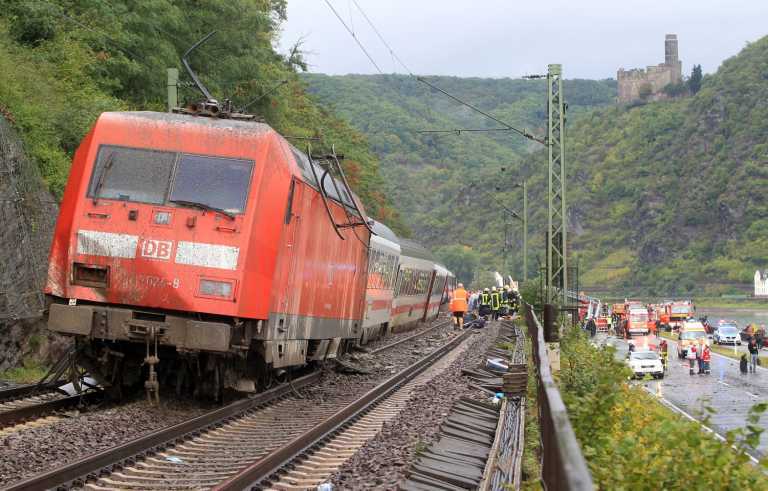 Поезд с 800 пассажирами сошел с рельсов в Германии. Фото