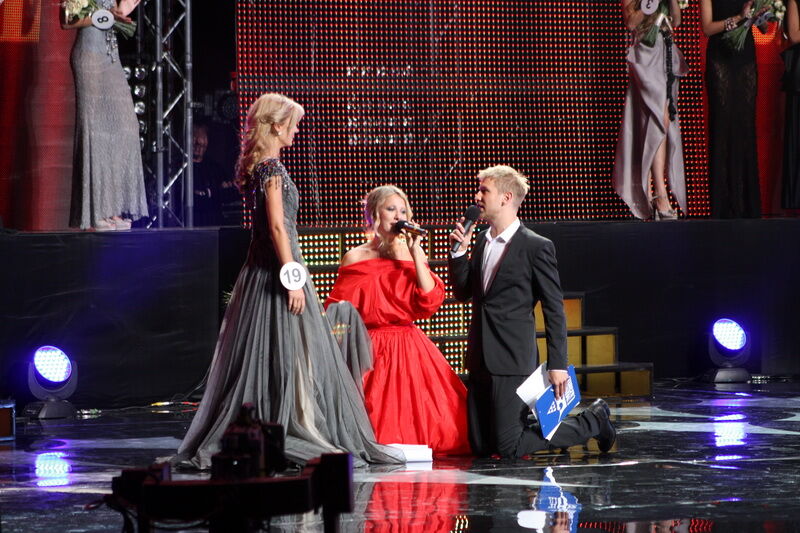 "Мисс Украина - 2011": Собчак упала на колени перед одной из красавиц