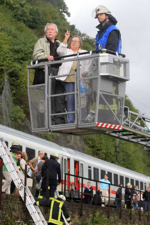 Поезд с 800 пассажирами сошел с рельсов в Германии. Фото