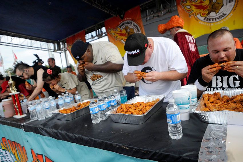 Миниатюрная азиатка по кличке Черная Вдова пожирает груды еды