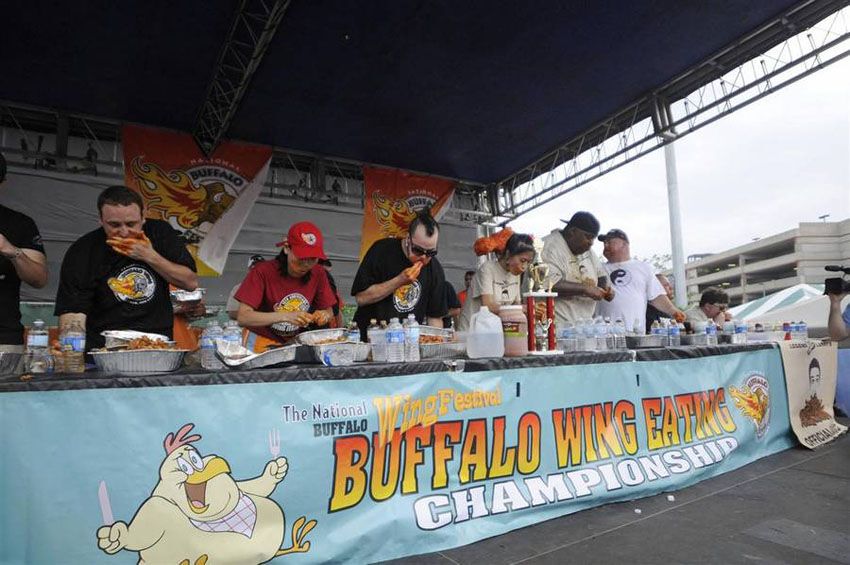 Миниатюрная азиатка по кличке Черная Вдова пожирает груды еды