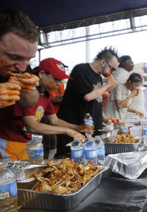 Миниатюрная азиатка по кличке Черная Вдова пожирает груды еды