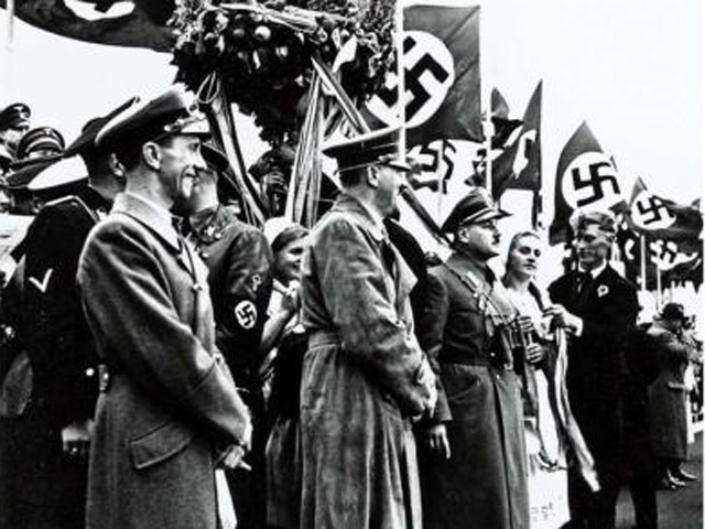 Фотографии Гитлера перевели в модный 3D формат