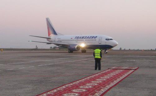 Кирилла в Луганске встречали ковровой дорожкой и хлебом-солью. Фото