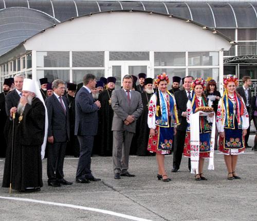 Кирилла в Луганске встречали ковровой дорожкой и хлебом-солью. Фото