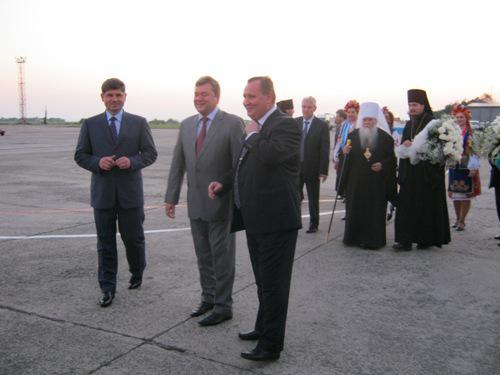 Кирилла в Луганске встречали ковровой дорожкой и хлебом-солью. Фото