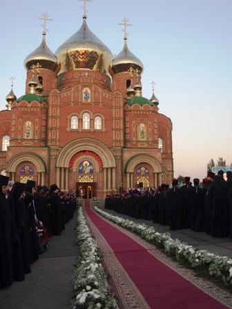 Кирилла в Луганске встречали ковровой дорожкой и хлебом-солью. Фото