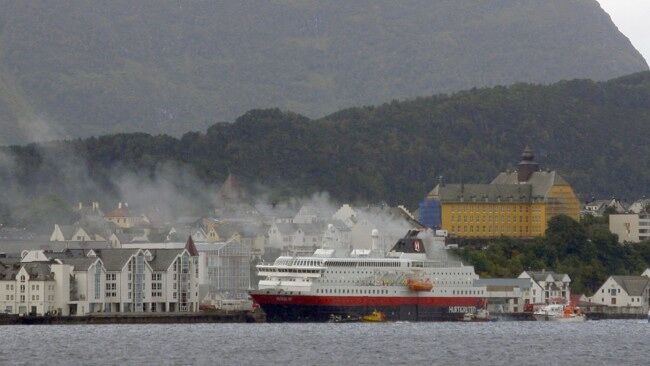 ЧП в Норвегии: с загоревшегося лайнера эвакуировали сотни людей. Фото, видео