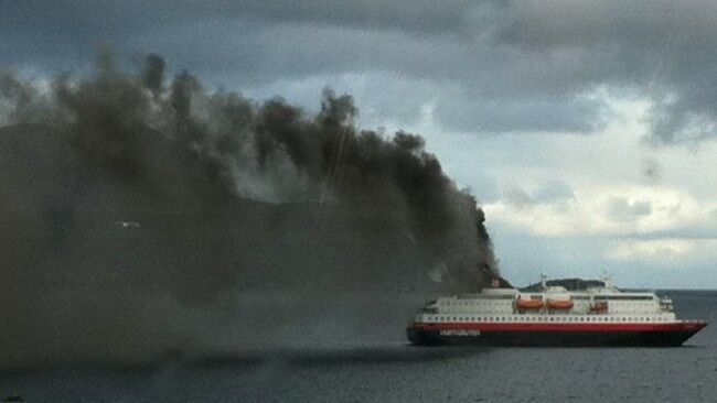 ЧП в Норвегии: с загоревшегося лайнера эвакуировали сотни людей. Фото, видео