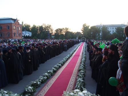 Кирилла в Луганске встречали ковровой дорожкой и хлебом-солью. Фото