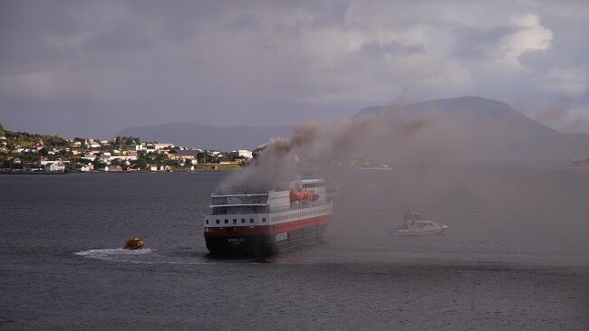 ЧП в Норвегии: с загоревшегося лайнера эвакуировали сотни людей. Фото, видео