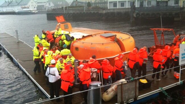 ЧП в Норвегии: с загоревшегося лайнера эвакуировали сотни людей. Фото, видео