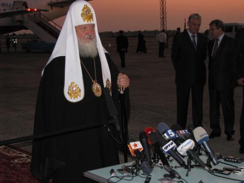 Кирилла в Луганске встречали ковровой дорожкой и хлебом-солью. Фото