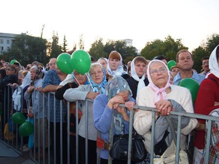 Кирилла в Луганске встречали ковровой дорожкой и хлебом-солью. Фото