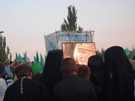 Кирилла в Луганске встречали ковровой дорожкой и хлебом-солью. Фото