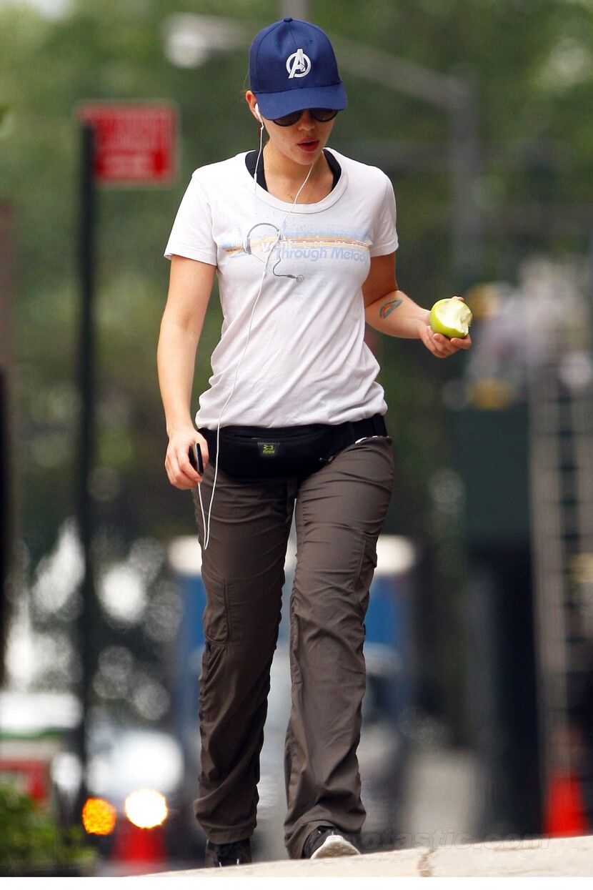 Скарлетт Йоханссон следит за здоровьем: бегает и жует яблоки