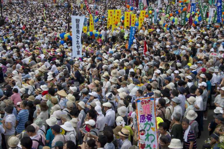 Десятки тысяч японцев вышли на протесты с лозунгом "Прощай, Фукусима!". Фото