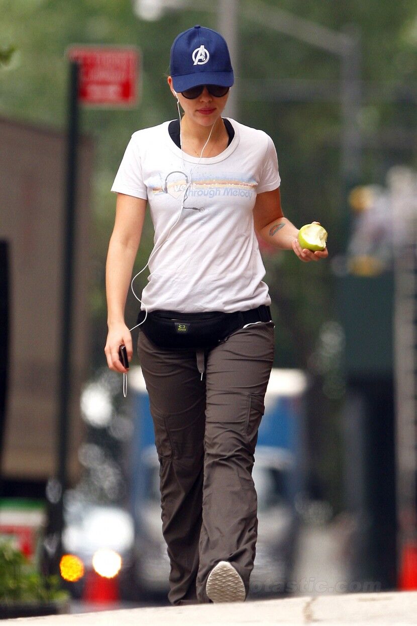 Скарлетт Йоханссон следит за здоровьем: бегает и жует яблоки