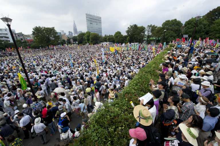 Десятки тысяч японцев вышли на протесты с лозунгом "Прощай, Фукусима!". Фото