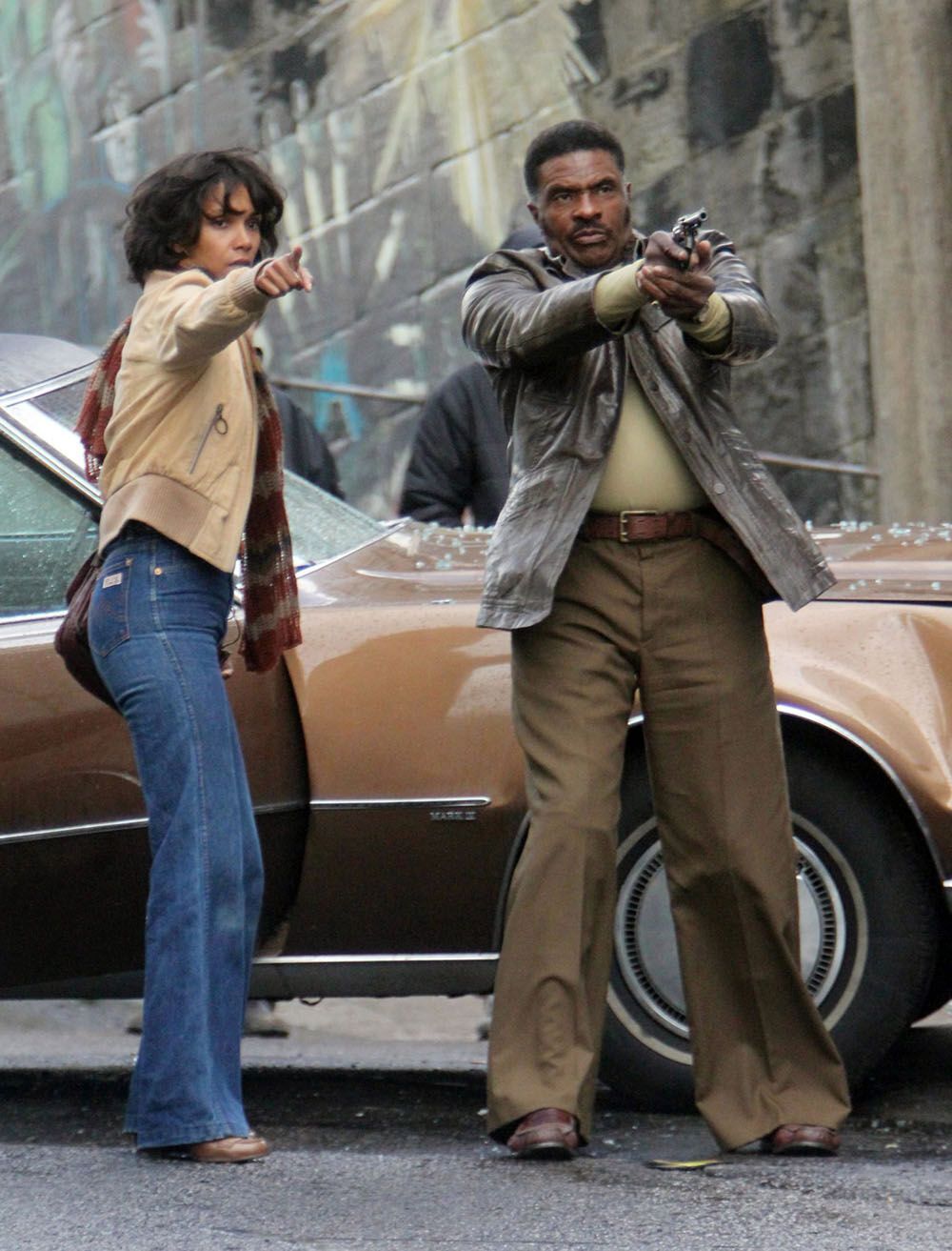 Холли Берри отрастила волосы?