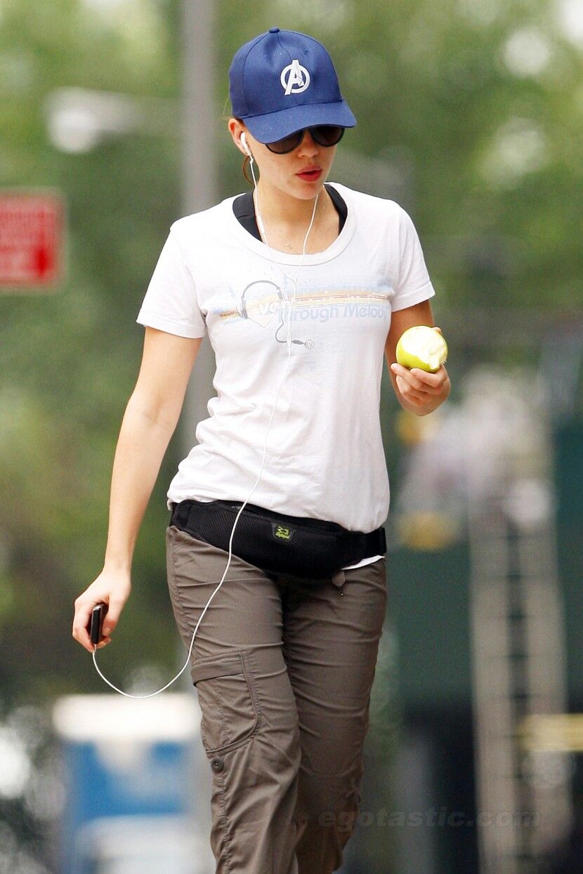 Скарлетт Йоханссон следит за здоровьем: бегает и жует яблоки