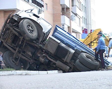 У Харкові автомобіль перекинувся і пішов під землю. Фото