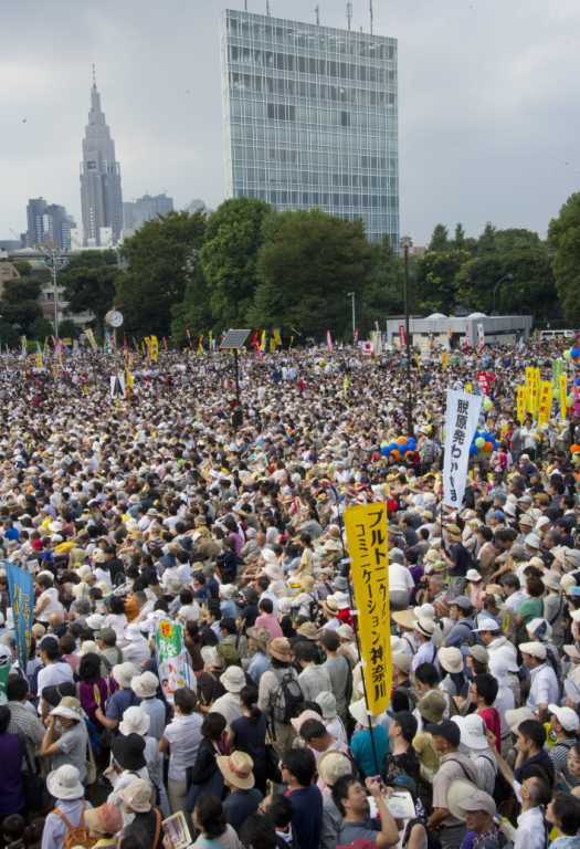 Десятки тысяч японцев вышли на протесты с лозунгом "Прощай, Фукусима!". Фото