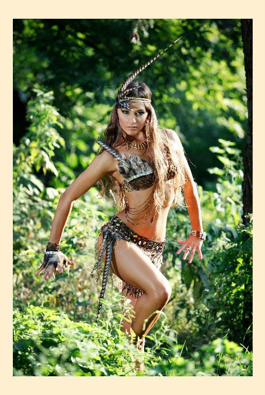 Українка їде на конкурс" Міс Земля" в костюмі амазонки. Фото