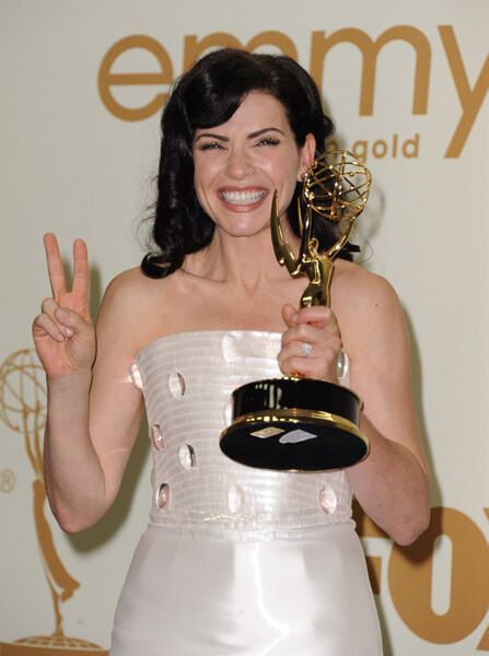 Счастливые красавцы и красавицы на церемонии «Эмми»