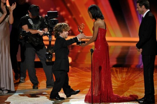 Счастливые красавцы и красавицы на церемонии «Эмми»