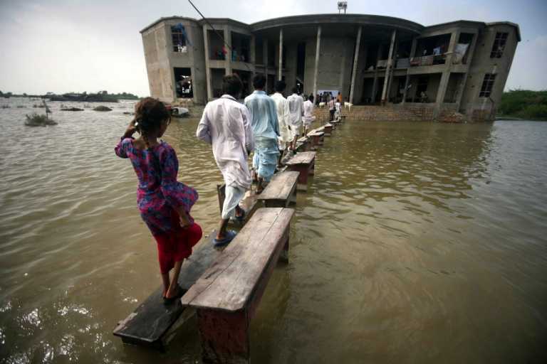Наводнение в Пакистане: без крова остались миллионы человек. Фото