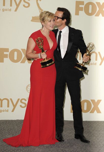 Счастливые красавцы и красавицы на церемонии «Эмми»