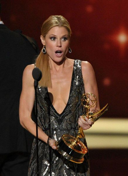 Счастливые красавцы и красавицы на церемонии «Эмми»