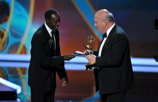 Счастливые красавцы и красавицы на церемонии «Эмми»