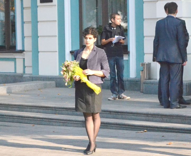 Как Табачник получил букетом по лицу. Видео