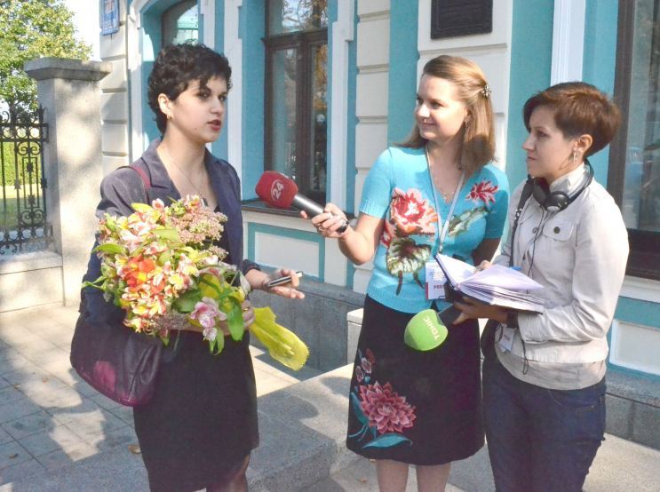 Как Табачник получил букетом по лицу. Видео