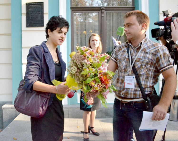 Как Табачник получил букетом по лицу. Видео