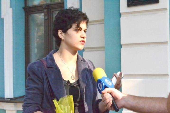 Как Табачник получил букетом по лицу. Видео